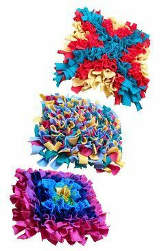 Hračka pes Čmuchací kobereček S (30x30cm) různé barvy